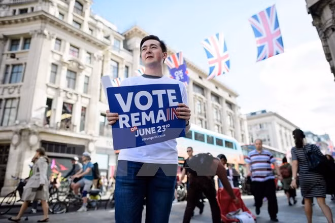 Một người dân Anh giơ cao tấm biển ''Vote Remain'' ( Hãy chọn ở lại) trong phong trào vận động Anh ở lại EU tại London ngày 21/6 . (Nguồn: EPA/TTXVN)