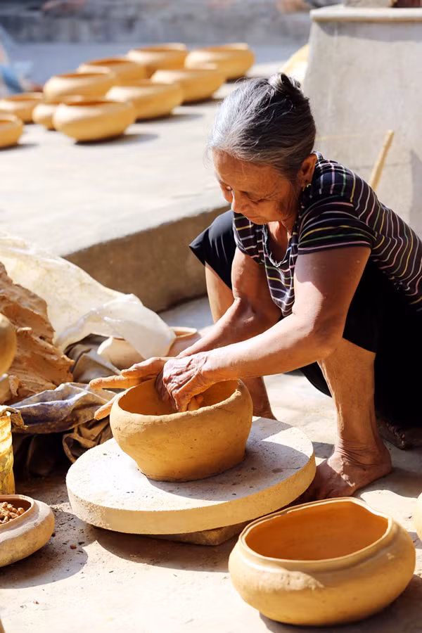 Việc tạo hình đồ gốm là do những người phụ nữ đảm nhận. Ngày xưa người Trù Sơn chủ yếu làm nồi đất là chính. Ngày nay sản phẩm đã đa dạng hơn. Nhìn các bà, các o và cả các cháu gái ngồi tạo hình gốm mới thêm hiểu câu nói vui có từ xa xưa: 