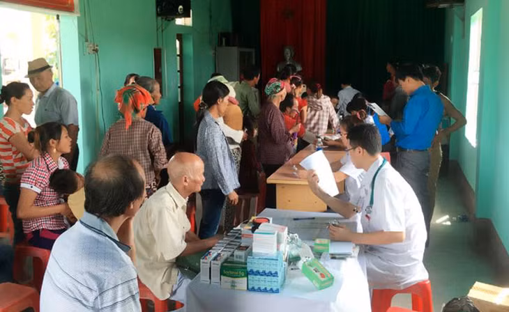 Các y, bác sỹ trẻ tham gia khám bệnh, phát thuốc tình nguyện cho người dân xã Đồng Rui