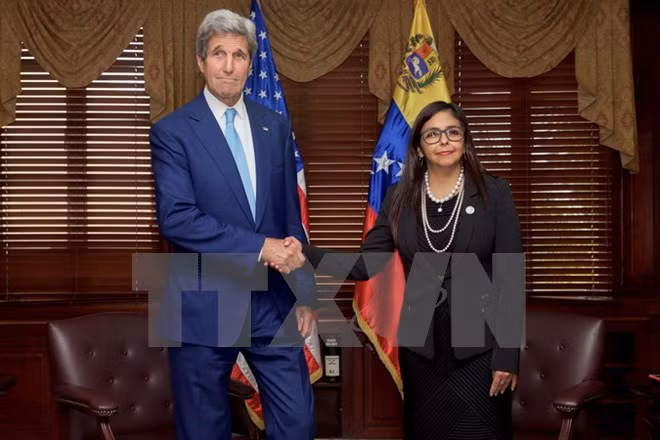 Ngoại trưởng Mỹ John Kerry (trái) trong cuộc gặp với Ngoại trưởng Venezuela Delcy Rodriguez tại Santo Domingo ngày 14/6. (Nguồn: EPA/TTXVN)