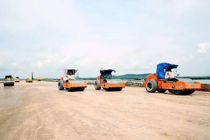 Tập trung phương tiện thi công nền đường tại gói thầu XL-03.