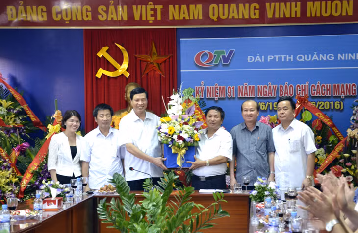 Đồng chí Nguyễn Đức Long, Phó Bí thư Tỉnh ủy, Chủ tịch UBND tỉnh tặng hoa chúc mừng Đài PT-TH Quảng Ninh.
