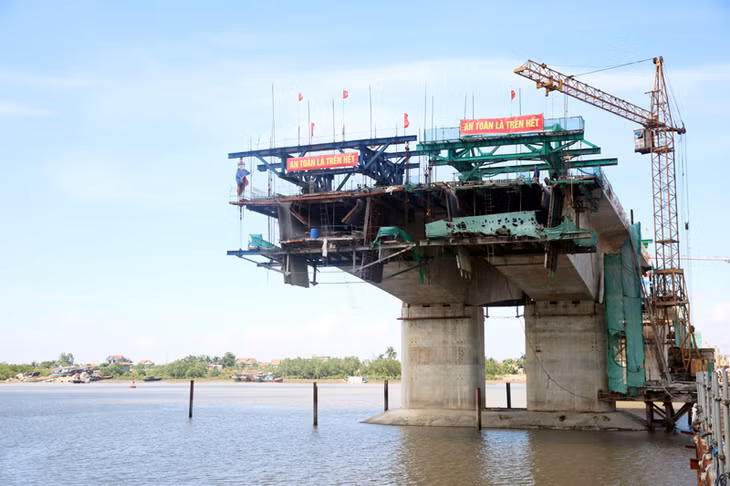 Cầu Sông Chanh đang được tổ chức đúc hẫng đồng loạt cả hai làn cầu.