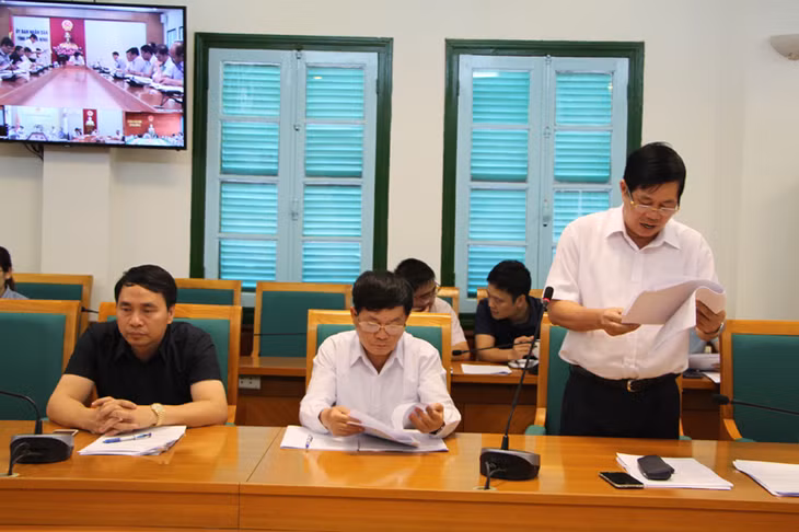 Đồng chí Nguyễn Văn Minh, Giám đốc Sở Kế hoạch&Đầu tư báo cáo tại cuộc họp.