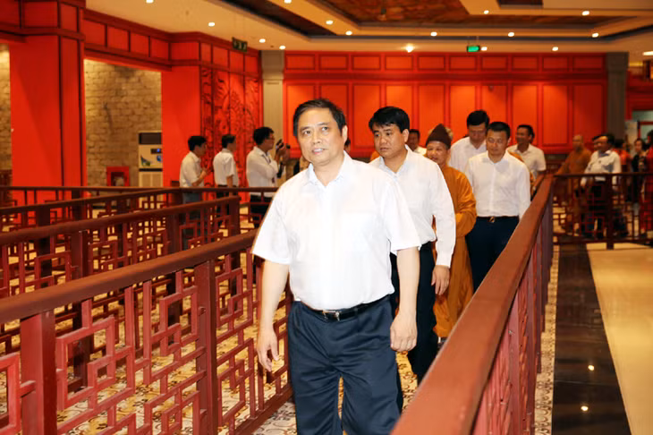 Đại biểu tham quan một số hạng mục vui chơi giải trí của Sun World Ha Long park.