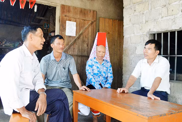 Cán bộ xã Dực Yên (Đầm Hà), trao đổi, nắm bắt tư tưởng của cán bộ, đảng viên ở thôn Yên Sơn.