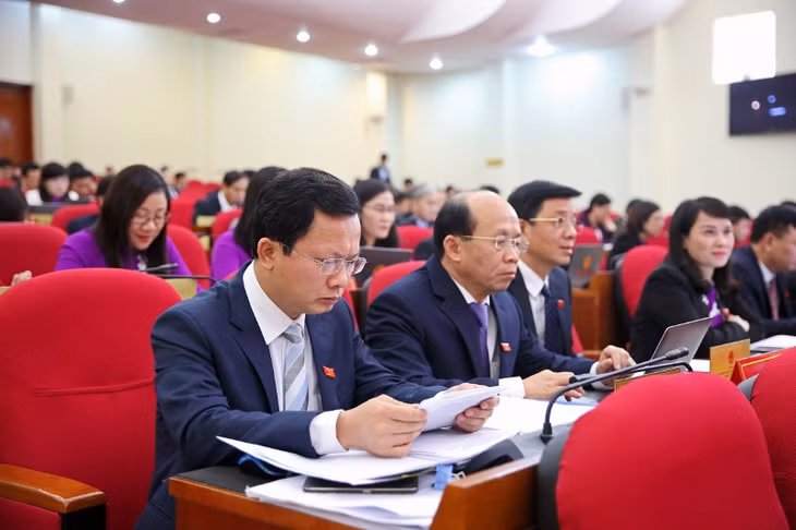 Đại biểu nghiên cứu tài liệu tại Kỳ họp.