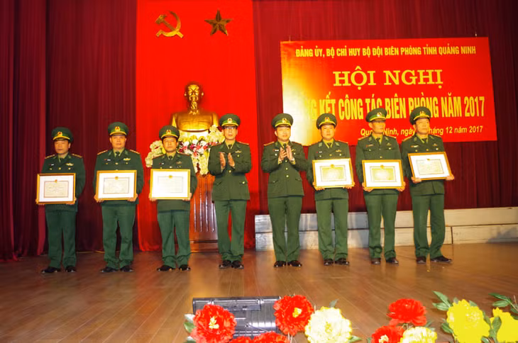 Lãnh đạo Bộ Chỉ huy BĐBP tỉnh trao thưởng cho những tập thể, cá nhân có thành tích xuất sắc trong công tác quân chính năm 2017. Ảnh: Xuân Hùng (BĐBP tỉnh) 