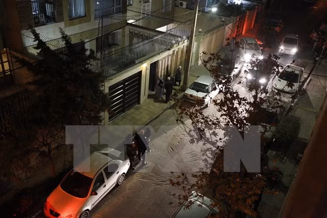Người dân ra khỏi nhà và tập trung ngoài đường phố khi xảy ra động đất ở Tehran, Iran ngày 21/12. (Nguồn: AFP/TTXVN)