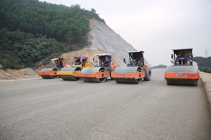 Để bù đắp tiến độ chậm do ảnh hưởng của thời tiết, hiện các nhà thầu đang tăng cường nhân lực, phương tiện, máy móc để tập trung thi công tại nhiều mũi.