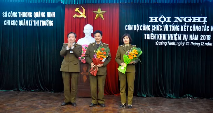 Đồng chí Cao Xuân Luật, Chi cục trưởng Chi Cục QLTT trao giải nhất cho các tập thể.