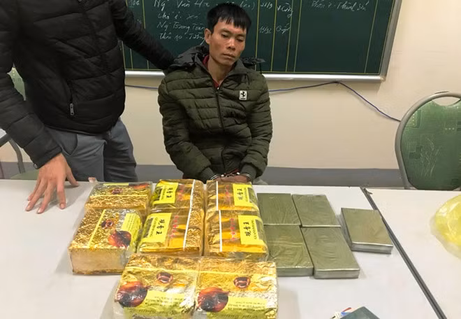 Quang Văn Ai và tang vật. Ảnh: P.H.