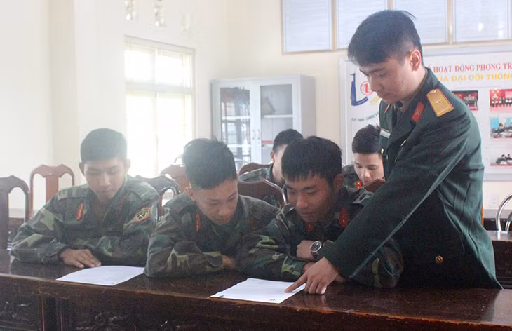 Cán bộ Bộ CHQS tỉnh hướng dẫn cho bộ đội tra cứu thông tin học nghề.