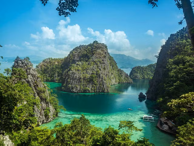 7. Palawan. Nằm ở phía Tây Nam Philippines và ngăn cách biển Đông với biển Sulu. Đây là đảo lớn thứ năm Philippines với diện tích là 12.189 km2. Palawan có thiên nhiên rất phong phú và là một trong những nơi nổi tiếng về du lịch sinh thái.