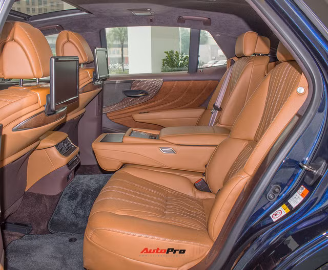 Nội thất cao cấp, thiết kế đầy tỉ mỉ bên trong Lexus LS500h 2018.