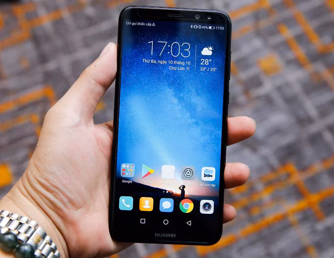 Smartphone tầm trung của Huawei cũng được thiết kế tràn viền theo xu hướng, nhưng ra mắt sau V7+. Điểm nổi bật của sản phẩm là 2 cụm camera kép ở cả trước và sau. Trong đó, cụm camera trước gồm camera 13 megapixel và 2 megapixel, còn cụm camera sau gồm camera 16 megapixel và 2 megapixel. Hai chiếc camera độ phân giải 2 megapixel dùng để hỗ trợ xoá phông tốt hơn. Đèn flash tự động cân chỉnh ánh sáng cho hình ảnh selfie đẹp hơn. Camera sau hỗ trợ nhiều chế độ chụp nhất trong phân khúc trong đó có cả khả năng giả lập khẩu độ quen thuộc. Pin dung lượng 3.340 mAh. Tuy nhiên, Nova 2i vẫn sử dụng cổng kết nối microUSB.