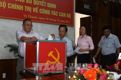 Ban chấp hành Đảng bộ tỉnh Hậu Giang bỏ phiếu bầu chức danh Bí thư Tỉnh ủy, nhiệm kỳ 2015 – 2020 đối với ông Lữ Văn Hùng. Ảnh: Duy Khương/TTXVN