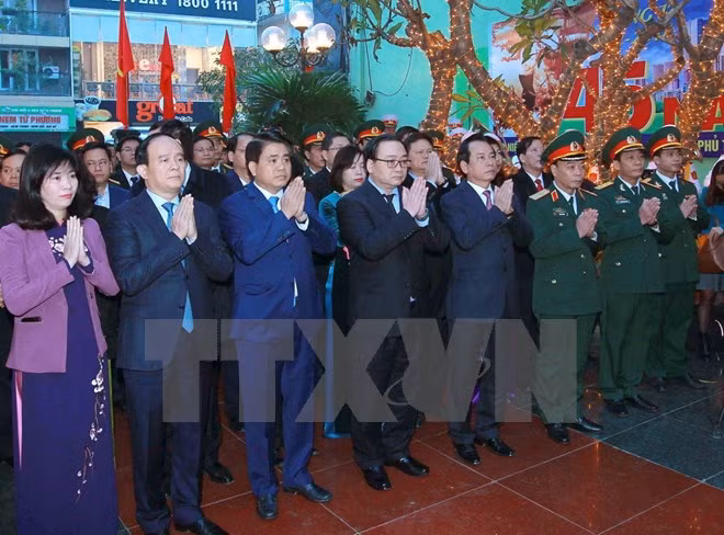 Ông Hoàng Trung Hải, Ủy viên Bộ Chính trị, Bí thư Thành ủy và các đại biểu đặt vòng hoa, dâng hương tại Đài tưởng niệm Khâm Thiên tưởng nhớ đồng bào Thủ đô bị bom Mỹ sát hại tháng 12/1972. (Ảnh: An Đăng/TTXVN)