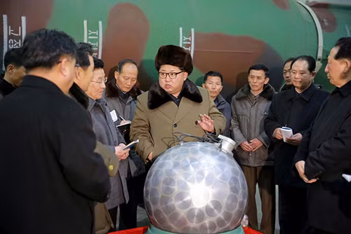 Nhà lãnh đạo Triều Tiên Kim Jong-un gặp gỡ các nhà khoa học và kỹ thuật viên về vũ khí hạt nhân ở Bình Nhưỡng hồi năm ngoái. Ảnh: KCNA