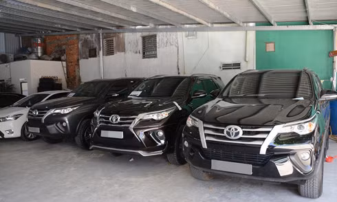 Nhiều người tìm mua Toyota Fortuner dịp cuối năm dù giá bán khá cao so với chính hãng.
