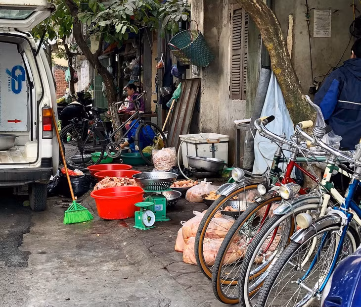 Thực phẩm đường phố chưa được kiểm soát chặt chẽ khiến thực phẩm an toàn khó có thể cạnh tranh - Ảnh: VGP/Đỗ Hương