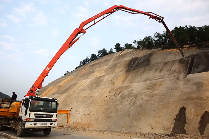 Nhà thầu thi công phun bê tông gia cố các vị trí mái ta luy cao tốc Hạ Long - Vân Đồn.