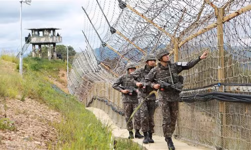 Binh sĩ Hàn Quốc tuần tra dọc tuyến DMZ. Ảnh: PressTV.
