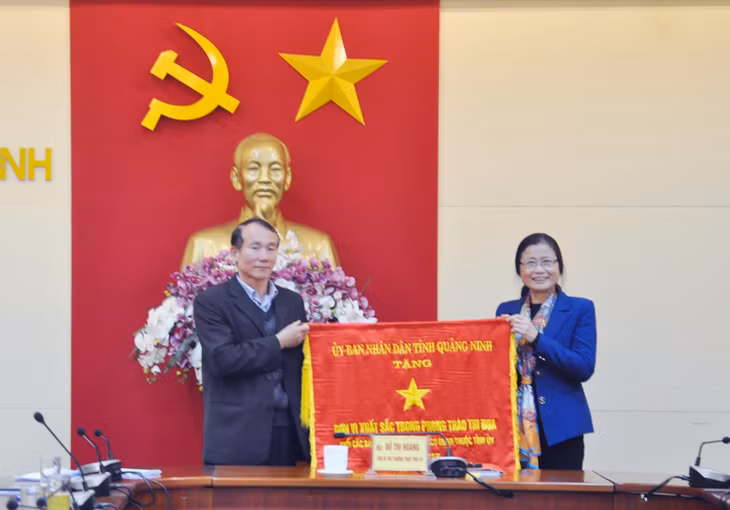 Văn phòng Tỉnh uỷ được UBND tỉnh tặng Cờ đơn vị xuất sắc trong phong trào thi đua Khối các Ban Xây dựng Đảng và cơ quan Tỉnh uỷ năm 2017