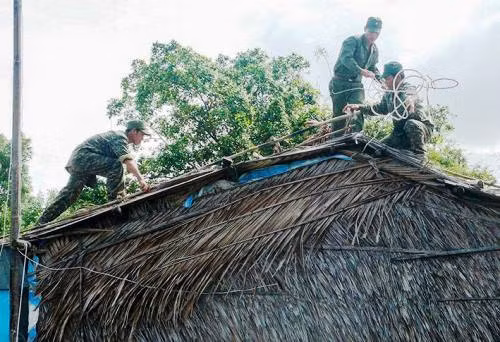 Bộ đội Cà Mau chằng chống nhà cửa giúp dân. Ảnh: Phúc Hưng.