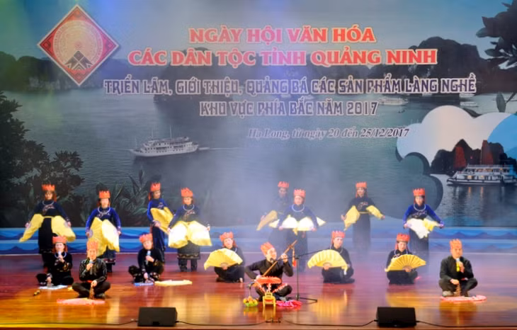 Các tiết mục mang đậm màu sắc văn hóa truyền thống như tiết mục hát Then, đàn tính 
