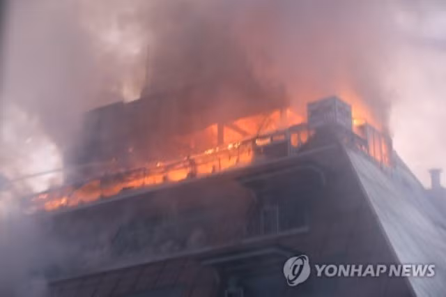 Ngọn lửa bùng lên dữ dội. (Ảnh: Yonhap)