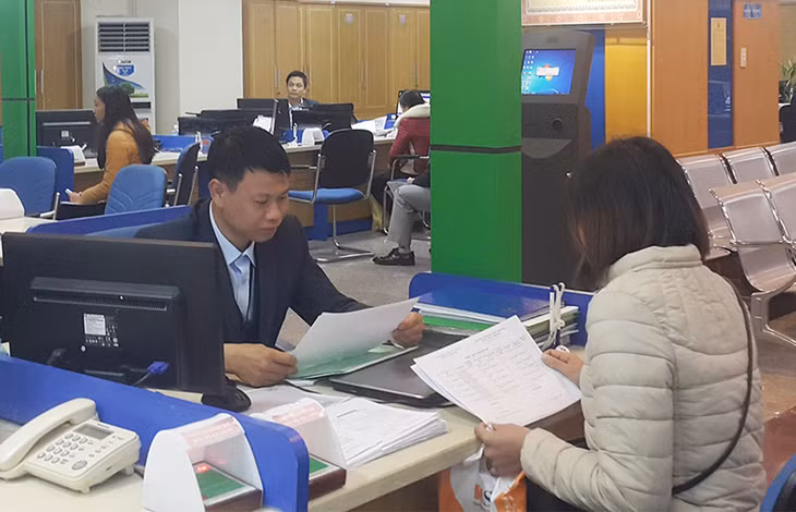 Cán bộ Sở NN&PTNT giải quyết thủ tục hành chính cho người dân