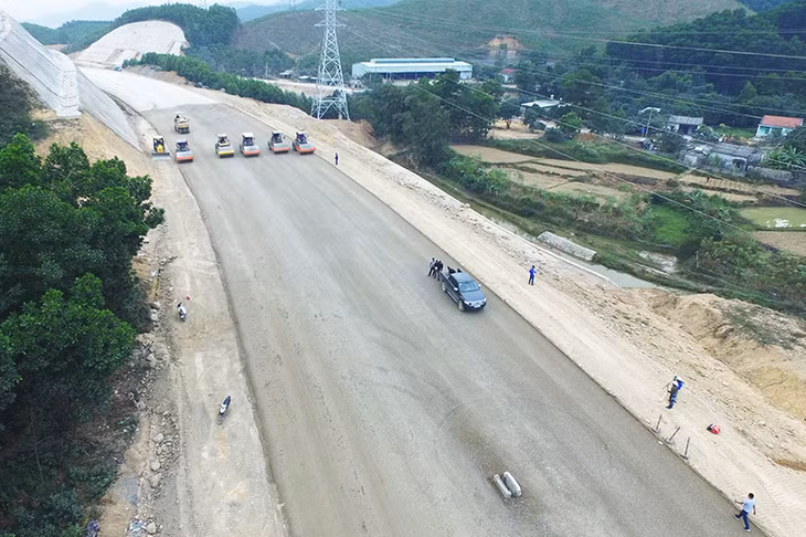 Hiện hạng mục đường dài 53,6km đã thi công được 51,8km lớp đất đắp K95, đạt 96,6% khối lượng công việc; rải cấp phối đá dăm được 45,5km, đạt 84,9% khối lượng công việc.