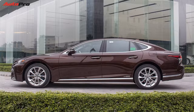 Chiều dài trục cơ sở của Lexus LS500h nhỏ hơn khá nhiều đối thủ chính là Mercedes-Maybach S450 2018.