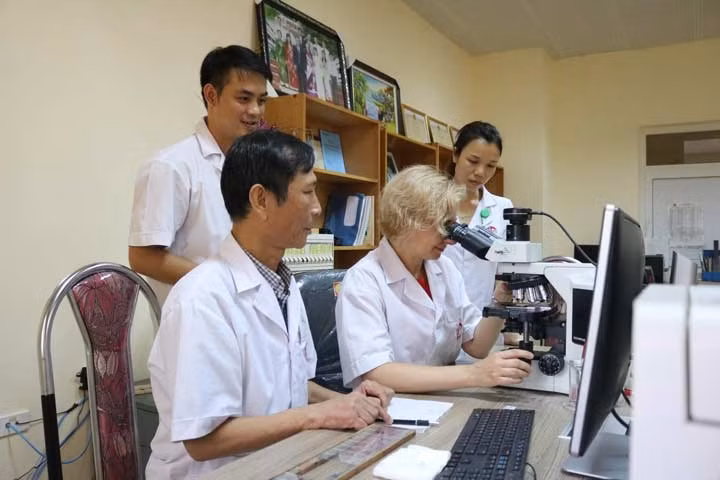 Chuyên gia làm việc tại khoa Giải phẫu bệnh Chuyên gia làm việc tại khoa Giải phẫu bệnh