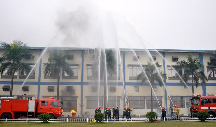 Các lực lượng dùng lăng phun nước chữa cháy.
