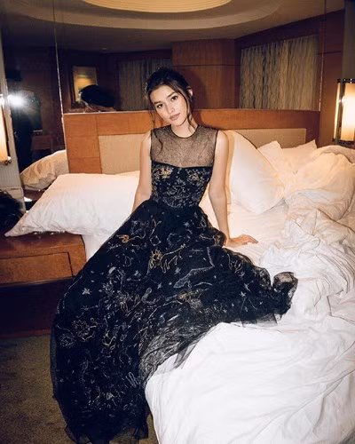 Cô đã vượt qua 99 nhan sắc nổi tiếng thế giới như người đẹp Thylane Blondeau của Pháp, người đẹp Đài Loan Tzuyu...