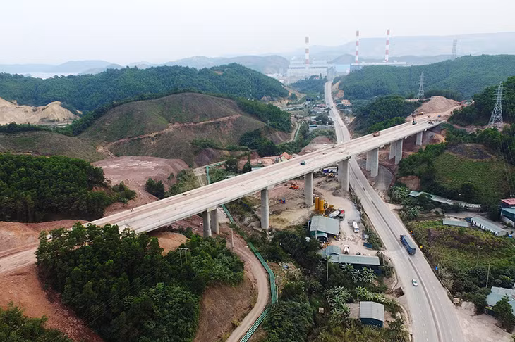 33 cầu trên tuyến đến nay đã cơ bản hoàn thành thi công kết cấu chính và chuẩn bị chuyển sang giai đoạn thi công hoàn thiện. Trong đó, cầu Cẩm Y 1, dài 380m, vắt ngang qua quốc lộ 18 (đoạn qua phường Mông Dương, TP Cẩm Phả) đã thực hiện lao lắp xong nhịp cuối cùng vào cuối tháng 11/2017.
