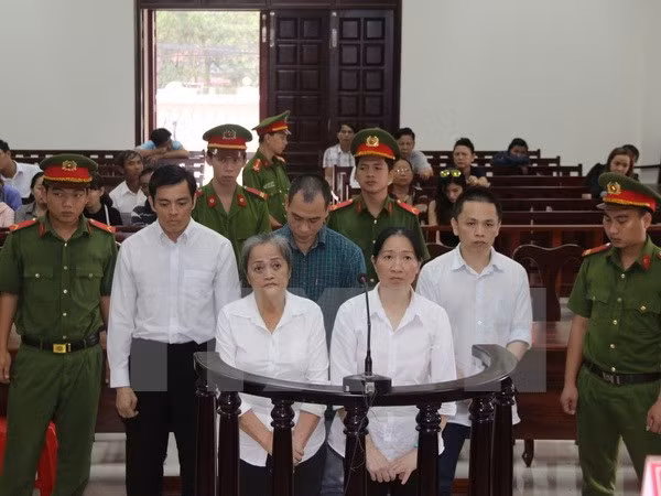 Các bị cáo tại phiên xét xử. (Ảnh: Lê Đức Hoảnh/TTXVN)