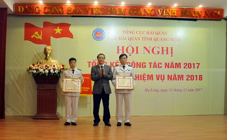 Đồng chí Nguyễn Công Bình, Phó Tổng cục Trưởng Tổng cục Hải quan Việt Nam tặng bằng khen Bộ Tài chính cho các cá nhân.
