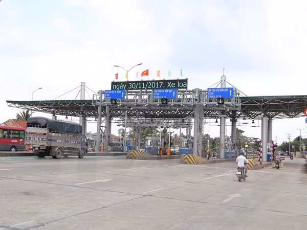 Giao thông tại BOT Cai Lậy. (Ảnh: Nam Thái/TTXVN)