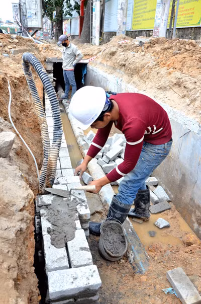 Đơn vị thi công đang khẩn trương thi công hệ thống cống thoát nước trên đường Nguyễn Văn Cừ.