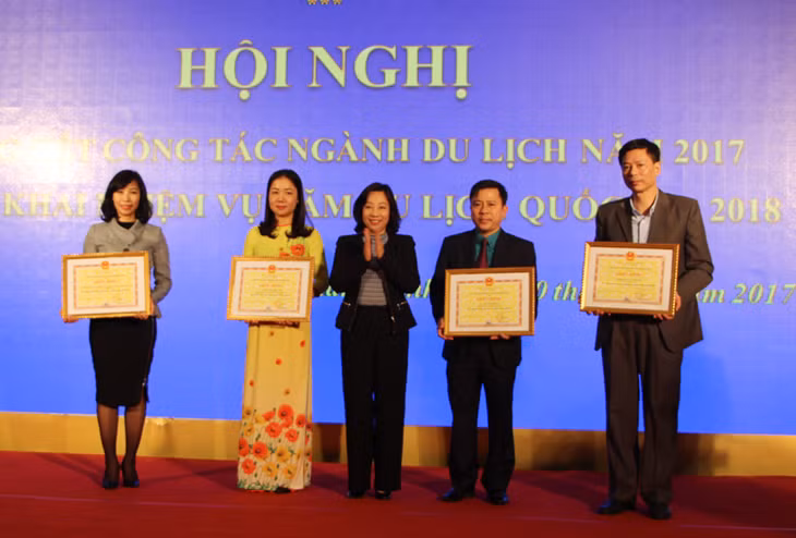 Đồng chí Vũ Thị Thủy, Phó Chủ tịch UBND tỉnh trao tặng Bằng khen của UBND tỉnh cho tập thế, cá nhân có thành tích xuất sắc