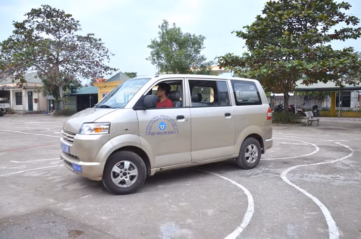 Học viên lớp nghề lái xe ô tô thực hành tại sân Trung tâm GDNN&GDTX Hải Hà