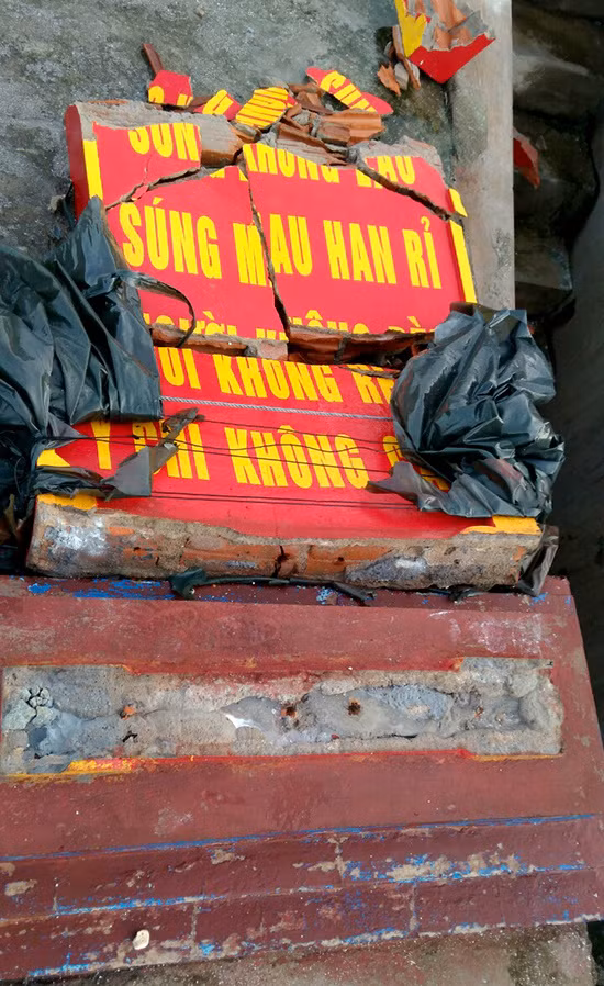 Ngoài ra, bản tin thông báo ở Trường Sa bị đánh hỏng, nằm xiêu vẹo.
