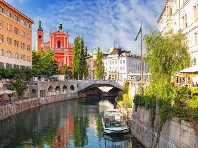 Slovenia Hầu như du khách nào cũng bị ấn tượng với sự hiếu khách của người dân Italy, những dãy núi tuyệt đẹp ở Áo và vô số món ngon thuộc vùng bán đảo Istria lân cận. Đến với Slovenia, tất cả các yếu tố này đều quy tụ về đây với chi phí vô cùng hợp lý. Bạn chỉ phải tiêu tốn chi phí ở cấp độ 3 sao để thưởng thức mọi dịch vụ 5 sao tại Slovenia – quê hương của đệ nhất phu nhân Mỹ Melania Trump.