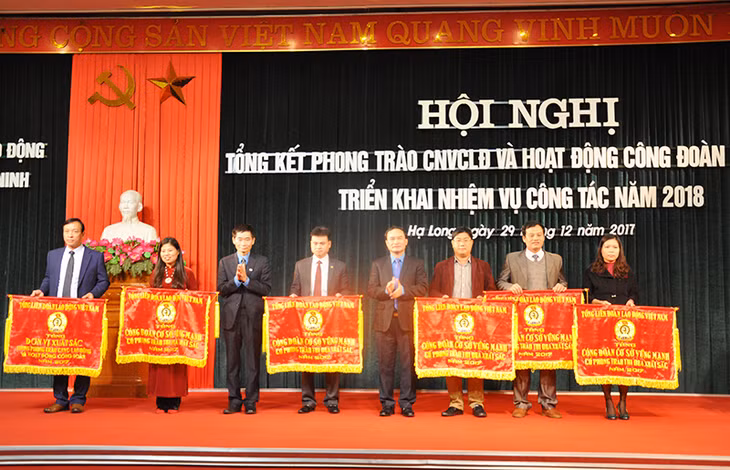 Đồng chí Trần Văn Thuật, Phó Chủ tịch Tổng LĐLĐ Việt Nam tặng cờ cho các tập thể có thành tích xuất sắc.