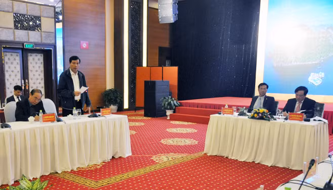 Đồng chí Nguyễn Đức Long, Phó Bí thư Tỉnh uỷ, Chủ tịch UBND tỉnh phát biểu tại hội nghị