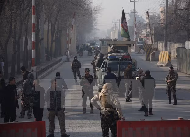 Lực lượng an ninh Afghanistan làm nhiệm vụ tai hiện trường vụ đánh bom ở Kabul ngày 25/12. (Nguồn: THX/TTXVN)