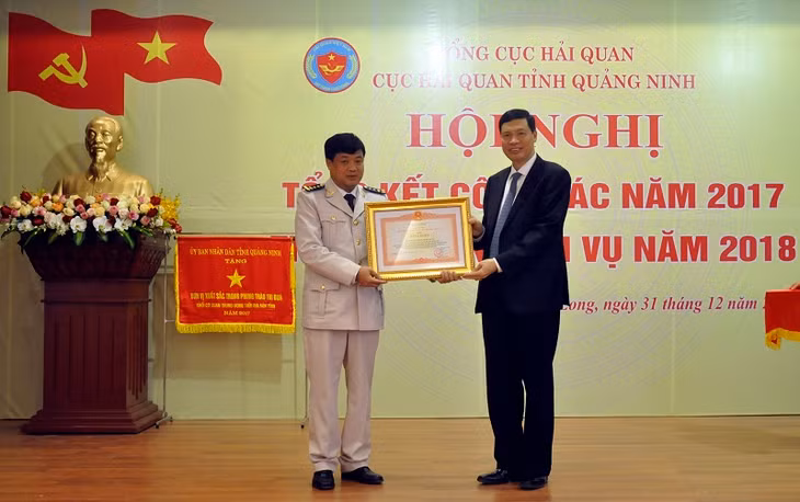 Thừa ủy quyền của Thủ tướng Chính phủ, đồng chí Chủ tịch UBND tỉnh đã tặng bằng khen cho Đội phòng chống tội phạm về ma túy Cục Hải Quan Quảng Ninh.
